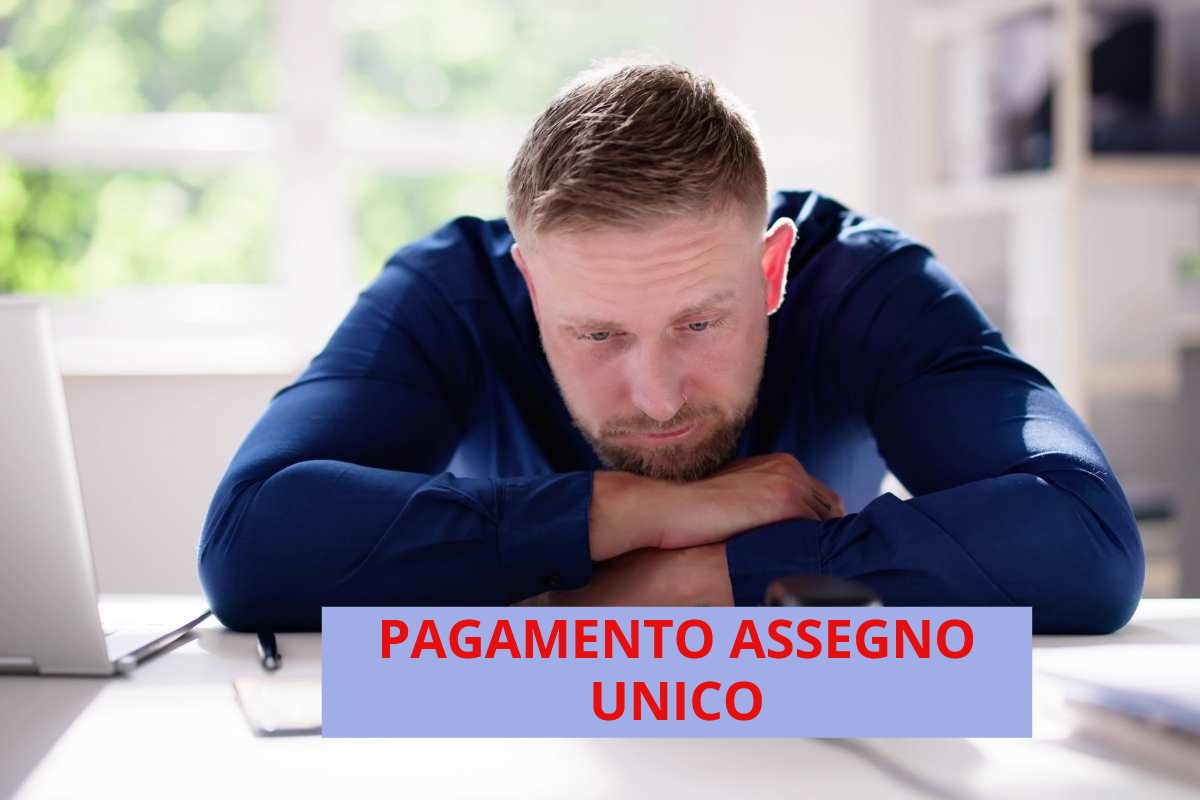 uomo assorto appoggiato tavolo