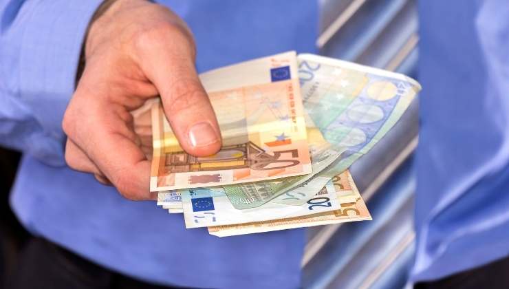 uomo consegna banconote euro